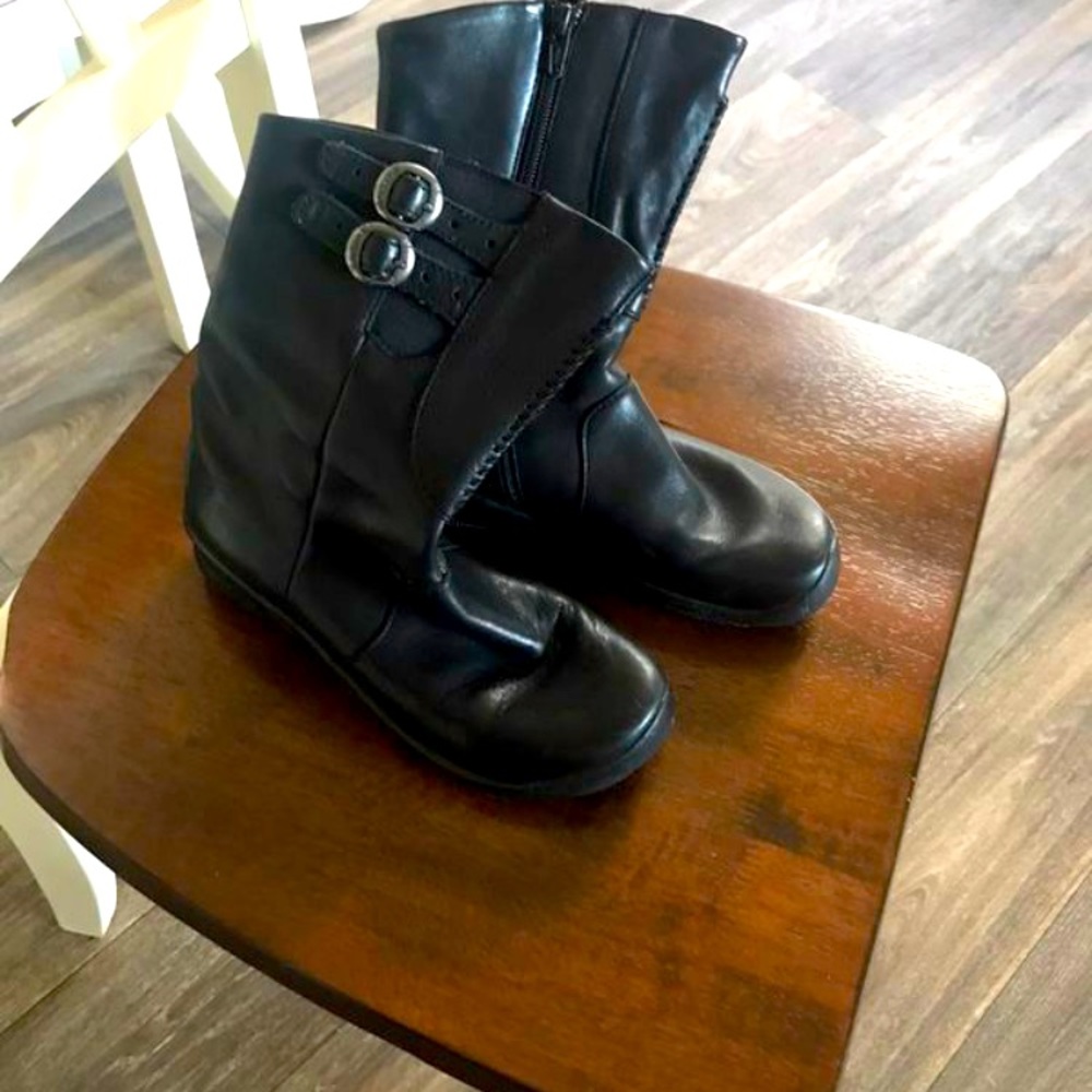 Woman’s leather boots on size 6